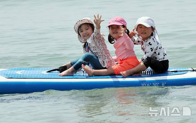 [부산=뉴시스] 하경민 기자 = 초여름 더위가 덮친 1일 부산 해운대구 송정해수욕장을 찾은 어린이들이 물놀이를 즐기고 있다. 2025.06.01. yulnetphoto@newsis.com