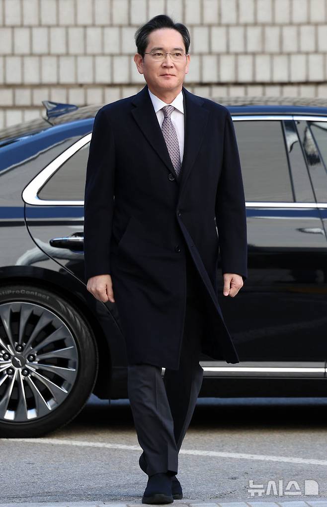 [서울=뉴시스] 이영환 기자 = 이재용 삼성전자 회장이 지난 2월 3일 서울 서초구 서울고등법원에서 열린 항소심 선고기일에 출석하고 있다. 2025.02.03. 20hwan@newsis.com
