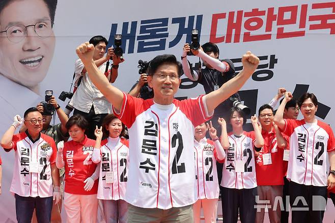 [서울=뉴시스] 권창회 기자 = 국민의힘 김문수 대선 후보가 1일 서울 강남구 코엑스 인근에서 열린 집중유세에서 기념촬영을 하고 있다. (공동취재) 2025.06.01. photo@newsis.com