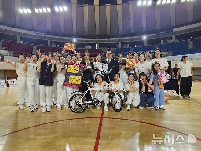 [대전=뉴시스] 김덕진 기자 = 1일 오후 대전시 중구 충무체육관에서 열린 제12회 대전생활체조경연대회에서 최우수상을 차지한 반석7클럽 선수들이 상장과 트로피를 받은 뒤 기념 사진을 찍고 있다. 2025.06.01. spark@newsis.com