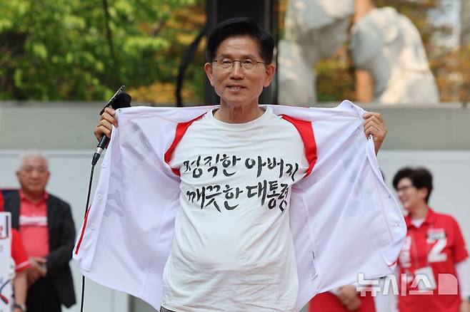 [의정부=뉴시스] 권창회 기자 = 김문수 국민의힘 대선 후보가 1일 경기 의정부시 태조이성계상 인근에서 열린 유세에서 퍼포먼스를 하고 있다. 2025.06.01. kch0523@newsis.com