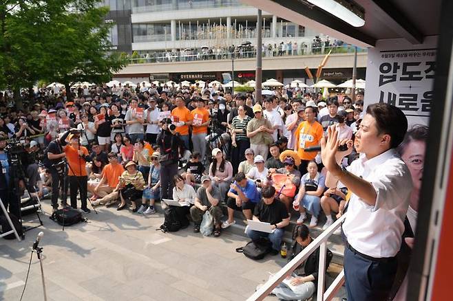 [서울=뉴시스] 조성봉 기자 = 이준석 개혁신당 대선 후보가 1일 경기도 화성시 동탄호수공원에서 열린 유세에서 지지를 호소하고 있다. (사진=개혁신당 제공 ) 2025.06.01. photo@newsis.com *재판매 및 DB 금지
