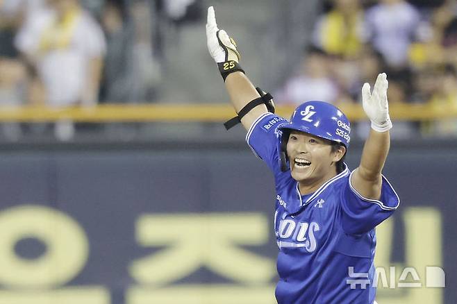 [서울=뉴시스] 최동준 기자 = 1일 서울 송파구 잠실야구장에서 열린 2025 KBO리그 삼성 라이온즈와 LG 트윈스의 경기, 8회초 2사 1루 상황 삼성 김태훈이 2점 홈런을 친 뒤 기뻐하고 있다. 2025.06.01. photocdj@newsis.com