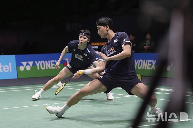 [쿠알라룸푸르=AP/뉴시스] 서승재와 김원호가 11일(현지 시간) 말레이시아 쿠알라룸푸르의 부킷 잘릴 아시아타 아레나에서 열린 세계배드민턴연맹(BWF) 월드투어 슈퍼1000 말레이시아 오픈 남자 복식 준결승에서 사트위크사이라즈 란키레디-치라그 셰티 조(인도)와 경기하고 있다. 서승재-김원호 조가 2-0(21-10 21-15)으로 승리하고 결승에 올라 첸보양-리우이 조(중국)와 우승을 다툰다. 2025.01.12.