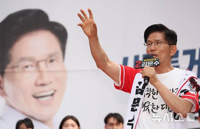 [서울=뉴시스] 권창회 기자 = 김문수 국민의힘 대선 후보가 1일 서울 서대문구 신촌역 인근에서 열린 집중유세에서 지지호소를 하고 있다. (공동취재) 2025.06.01. photo@newsis.com