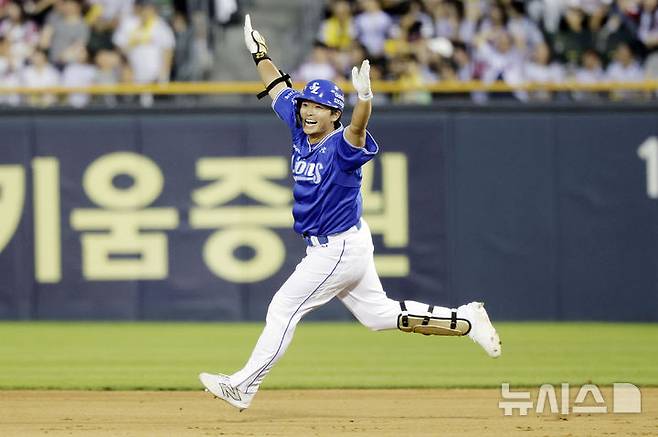 [서울=뉴시스] 최동준 기자 = 1일 서울 송파구 잠실야구장에서 열린 2025 KBO리그 삼성 라이온즈와 LG 트윈스의 경기, 8회초 2사 1루 상황 삼성 김태훈이 2점 홈런을 치고 있다. 2025.06.01. photocdj@newsis.com