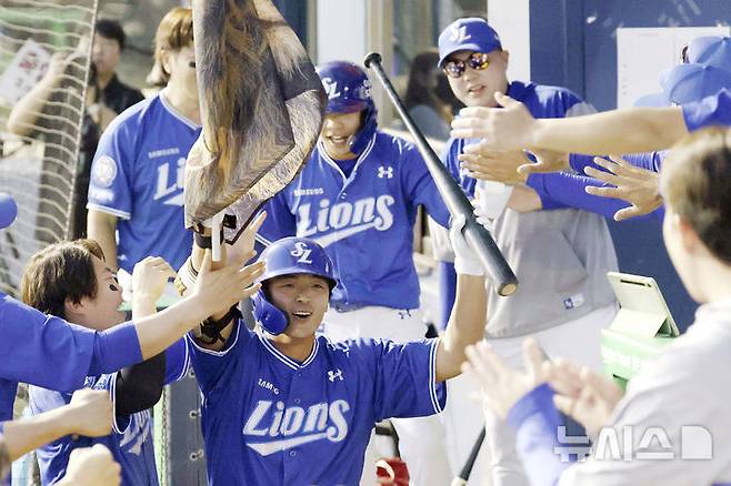 [서울=뉴시스] 최동준 기자 = 1일 서울 송파구 잠실야구장에서 열린 2025 KBO리그 삼성 라이온즈와 LG 트윈스의 경기, 8회초 2사 1루 상황 삼성 김태훈이 2점 홈런을 친 뒤 동료들과 기뻐하고 있다. 2025.06.01. photocdj@newsis.com