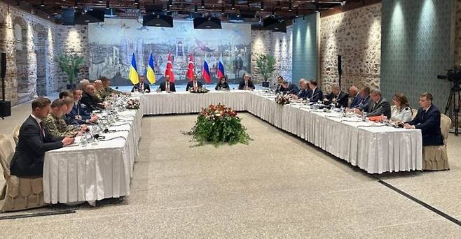 16일 튀르키예 이스탄불 돌마바체궁에서 우크라(왼쪽) 대표단과 러시아 대표단이 3년 1개월 여 만에 처음으로 직접대화를 하고 있다. 중앙에 중재국 튀르키예 대표단이 합석했다. *재판매 및 DB 금지