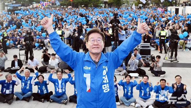 이재명 더불어민주당 대선 후보가 대선을 이틀 앞둔 1일 부산 동구 부산역 광장에서 유권자들에게 지지를 호소하고 있다. 류영주 기자