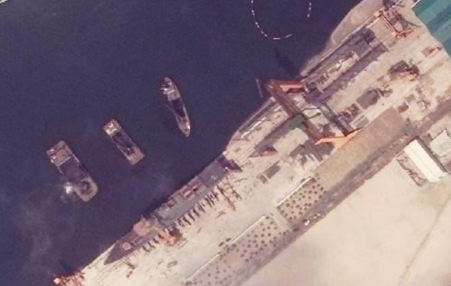 지난 5월 21일 북한이 김정은 국무위원장이 지켜보는 가운데 새로 건조한 5천t급 구축함 진수식을 열었으나 함정을 제대로 물에 띄우지 못하고 크게 파손하는 사고가 발생했다. 연합뉴스