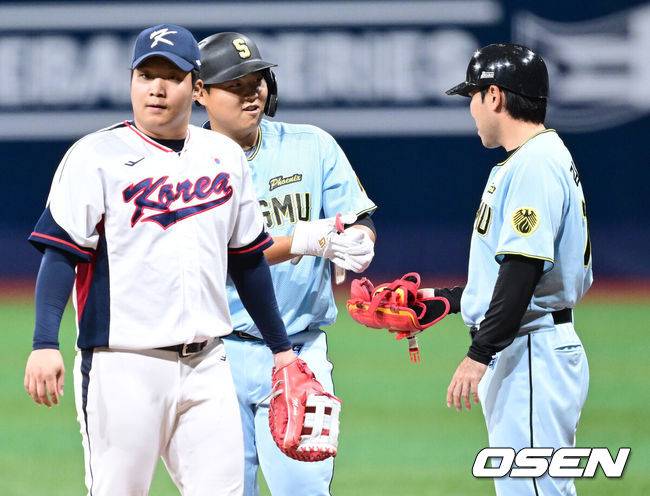 [OSEN=고척, 최규한 기자] 프리미어12를 준비하는 한국 야구 대표팀과 상무가 6일 오후 서울 고척스카이돔에서 연습경기를 가졌다.&nbsp;1회초 2사 1, 3루에서 상무 한동희가 1타점 적시타를 날리고 1루에 안착해 장갑을 벗고 있다. 2024.11.06 / dreamer@osen.co.kr