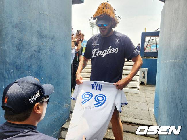 [OSEN=창원, 이상학 기자] 한화 코디 폰세가 31일 창원NC파크에서 류현진의 토론토 유니폼에 사인을 받으며 기뻐하고 있다. 2025.05.31 /waw@osen.co.kr