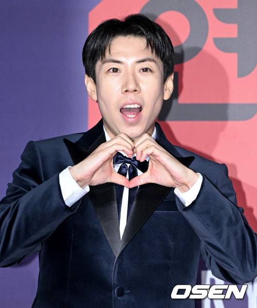 [OSEN=조은정 기자]2023 SBS&nbsp;연예대상 포토월 행사가 30일 서울 마포구 상암 SBS 프리즘타워에서 열렸다.방송인 양세찬이 레드카펫을 밟으며 포즈를 취하고 있다. 2023.12.30/cej@osen.co.kr