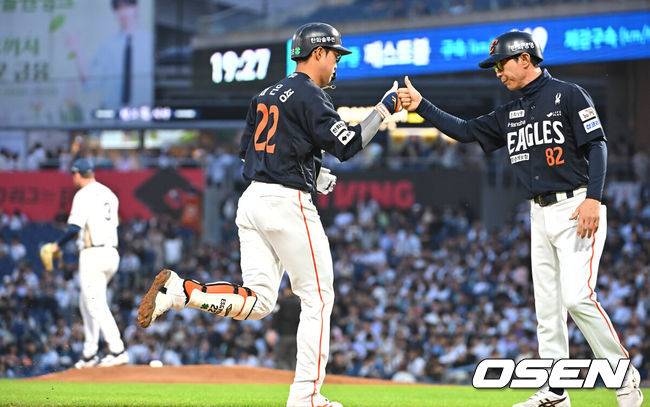 [OSEN=창원, 이석우 기자] 30일 창원NC파크에서 2025 신한 SOL 뱅크 KBO 리그 NC 다이노스와 한화 이글스의 경기가 열렸다. 홈팀 NC는 라일리가, 방문팀 한화는 류현진이 선발 출전했다. 한화 이글스 채은성이 4회초 좌중월 역전 솔로 홈런을 치고 하이파이브를 하고 있다. 2025.05.30 / foto0307@osen.co.kr