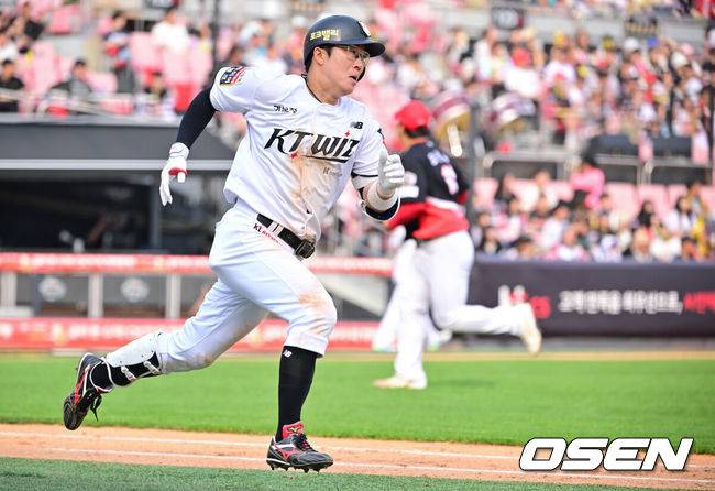[OSEN=수원, 박준형 기자] 31일 오후 수원 KT 위즈 파크에서 ‘2025 신한 SOL BANK KBO리그’ KT 위즈와 KIA 타이거즈의 경기가 진행됐다.이날 선발투수로 KT는 소형준을, KIA는 윤영철을 선발투수로 내세웠다.8회말 1사 1,2루 KT 허경민이 재역전 1타점 적시타를 날리고 전력질주하고 있다.   2025.05.31   / soul1014@osen.co.kr