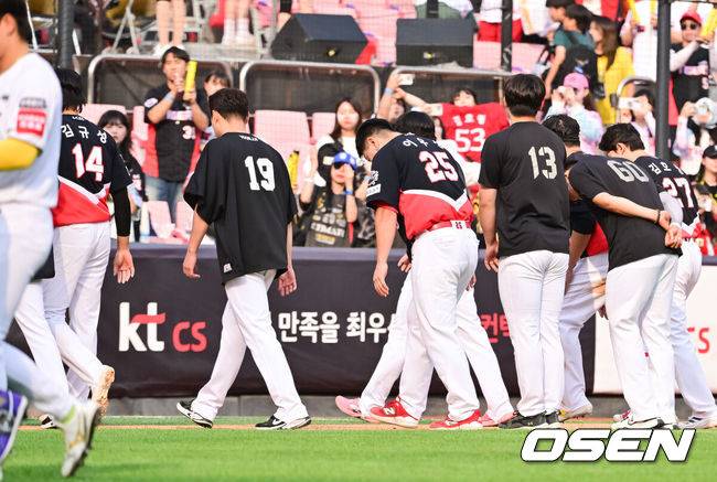 [OSEN=수원, 박준형 기자] 팽팽한 투수전의 승자는 8회를 약속의 이닝으로 만든 KT였다.&nbsp;프로야구 KT 위즈는 31일 수원KT위즈파크에서 열린 2025 신한 SOL뱅크 KBO리그 KIA 타이거즈와의 시즌 8차전에서 5-1로 승리했다. KT는 3연승을 질주하며 주말 3연전 위닝시리즈를 조기 확보했다. 시즌 30승 3무 25패. 지난 17~18일(더블헤더 포함) 잠실 LG 트윈스전부터 5연속 위닝시리즈에 성공했다. 반면 2연패에 빠진 KIA는 26승 1무 28패가 됐다.&nbsp;경기종료 후 KIA 선수들이 패배에 아쉬워하고 있다.   2025.05.31   / soul1014@osen.co.kr