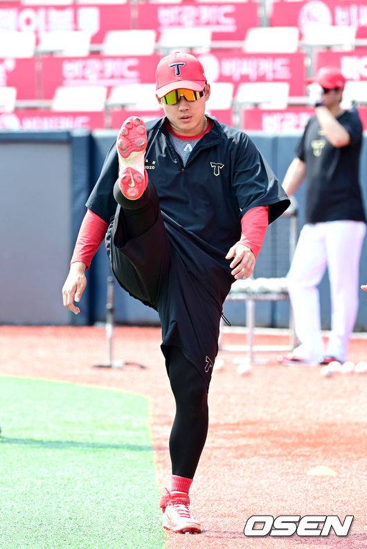 [OSEN=수원, 최규한 기자] 1일 수원 KT위즈파크에서 ‘2025 신한 SOL Bank KBO리그’ KT 위즈와 KIA 타이거즈의 경기가 열린다.홈팀 KT는 조이현, 방문팀 KIA는 애덤 올러를 선발로 내세운다.경기를 앞두고 KIA 최원준이 웜업을 하고 있다. 2025.06.01 / dreamer@osen.co.kr