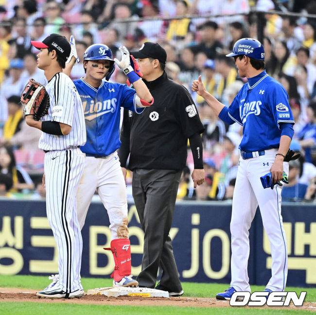 [OSEN=잠실, 지형준 기자] 31일 오후 서울 잠실구장에서 ‘2025 신한 SOL Bank KBO리그’ LG 트윈스와 삼성 라이온즈의 경기가 열렸다.이날 LG는 치리노스, 삼성은 원태인을 선발투수로 내세웠다.6회초 2사 1루에서 삼성 박승규가 우전 안타를 날리며 기뻐하고 있다. 2025.05.31 /jpnews@osen.co.kr