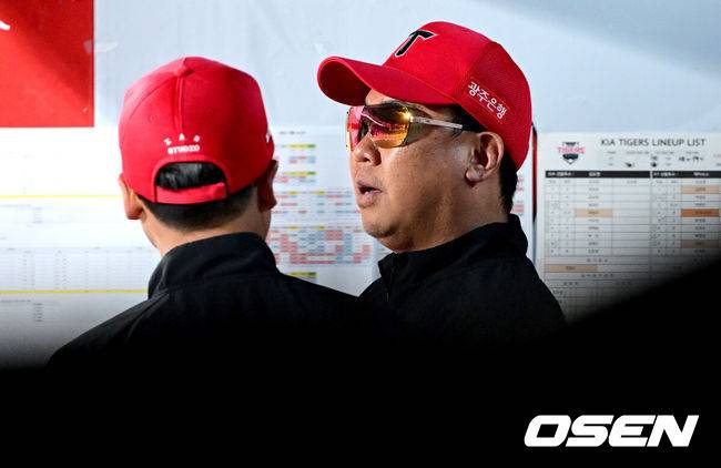 [OSEN=수원, 최규한 기자] 30일 수원 KT위즈파크에서 ‘2025 신한 SOL Bank KBO리그’ KT 위즈와 KIA 타이거즈의 경기가 열렸다.홈팀 KT는 헤이수스, 방문팀 KIA는 김도현을 선발로 내세웠다.8회말 수비 때 KIA 이범호 감독이 그라운드를 주시하고 있다. 2025.05.30