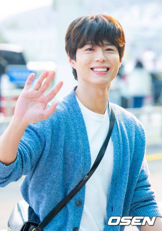 [OSEN=인천공항, 민경훈 기자] 배우 박보검이 30일 해외일정차 인천국제공항을 통해 출국했다.배우 박보검, 김소현는 이날 드라마 ‘굿보이’ 홍보차 방콕으로 출국했다.박보검이 출국장으로 향하며 취재진을 향해 인사를 하고 있다. 2025.05.30 /rumi@osen.co.kr