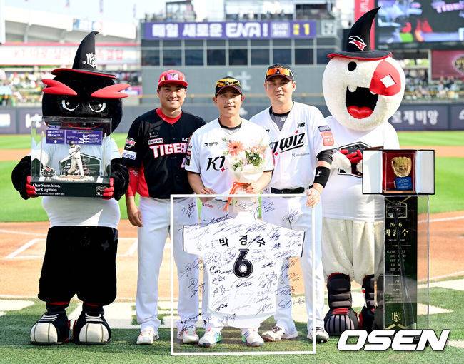 [OSEN=수원, 최규한 기자] 1일 수원 KT위즈파크에서 ‘2025 신한 SOL Bank KBO리그’ KT 위즈와 KIA 타이거즈의 경기가 열렸다.홈팀 KT는 조이현, 방문팀 KIA는 애덤 올러를 선발로 내세웠다.경기를 앞두고 KT 박경수의 은퇴식이 열렸다. KIA 김태군과 KT 장성우의 인사를 받으며 기념촬영을 갖는 박경수. 2025.06.01 / dreamer@osen.co.kr