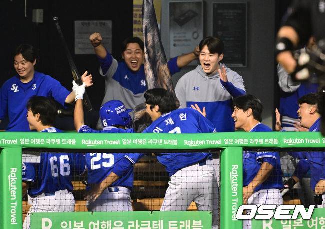 [OSEN=잠실, 조은정 기자]1일 오후 서울 잠실구장에서 ‘2025 신한 SOL Bank KBO리그’ LG 트윈스와 삼성 라이온즈의 경기가 열렸다.이날 LG는 임찬규, 삼성은 레예스를 선발투수로 내세웠다.8회초 2사 1루 삼성 김태훈이 역전 우중월 투런 홈런을 날린 뒤 박진만 더그아웃에서 환영을 받고 있다. 2025.06.01 /cej@osen.co.kr