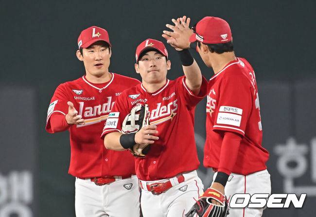 [OSEN=부산, 이석우 기자] 1일 부산 사직야구장에서 2025 신한 SOL 뱅크 KBO 리그 롯데 자이언츠와 SSG 랜더스의 경기가 열렸다. 홈팀 롯데는 이민석이, 방문팀 SSG는 앤더슨이 선발 출전했다.SSG 랜더스 선수들이 롯데 자이언츠에 4-3으로 승리한 후 기쁨을 나누고 있다. 2025.06.01 / foto0307@osen.co.kr
