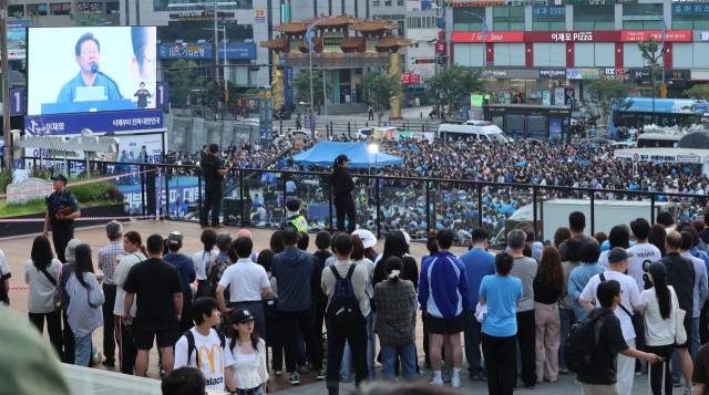 ▲더불어민주당 이재명 대선 후보가 막바지 '험지 공략'에 나선 1일 부산광역시 부산역광장 유세장을 가득 메운 시민들을 향해 지지를 호소하고 있다. ⓒ연합뉴스