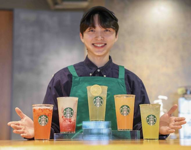 스타벅스 코리아 파트너 인기 메뉴 5종. 딸기 아사이 레모네이드 리프레셔(왼쪽부터),&nbsp;딸기 딜라이트 요거트 블렌디드,&nbsp;쿨 라임 피지오,&nbsp;라이트 핑크 자몽 피지오,&nbsp;유자 민트 티.&nbsp;스타벅스 코리아 제공