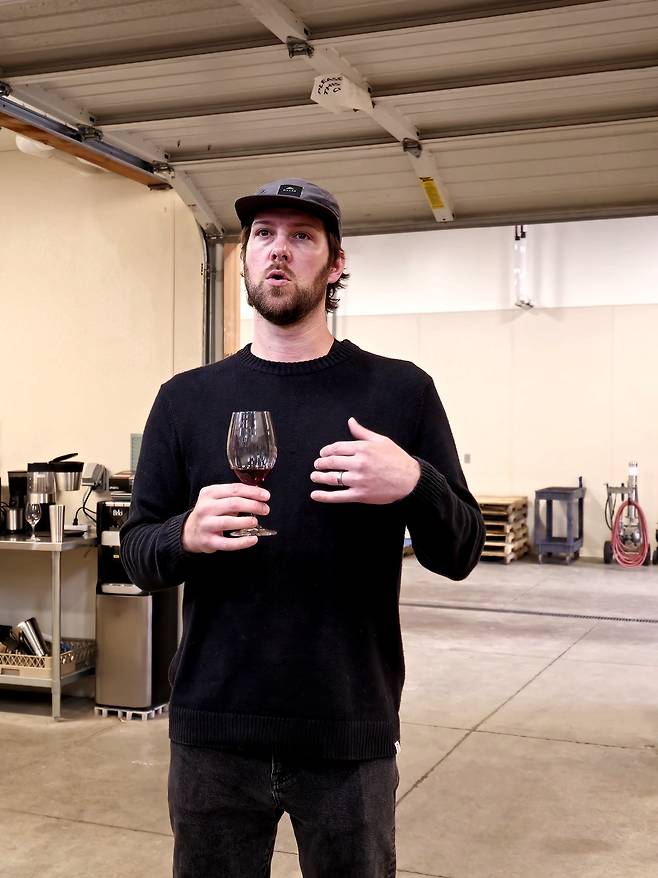 니콜라스 제이 어시스턴트 와인메이커 Noah Roberts.