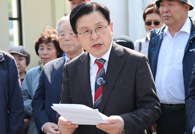 황교안 대선 후보가 지난 4월24일 당시 한덕수 대통령 권한대행을 향해 부정선거 방지를 요청하는 내용의 기자회견을 하고 있다. 뉴스1