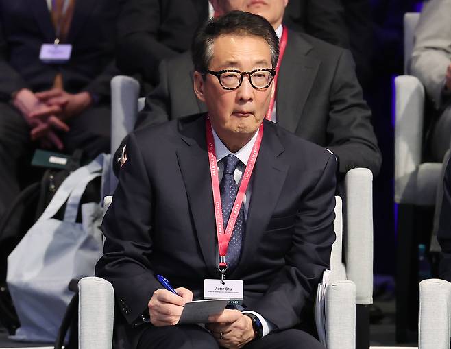 빅터 차 전략국제문제연구소(CSIS) 한국 석좌가 지난 4월 서울 용산구 그랜드하얏트 호텔에서 열린 ‘아산 플래넘 2025’에서 커트 캠벨 전 미 국무부 부장관의 기조연설을 듣고 있다. 뉴스1