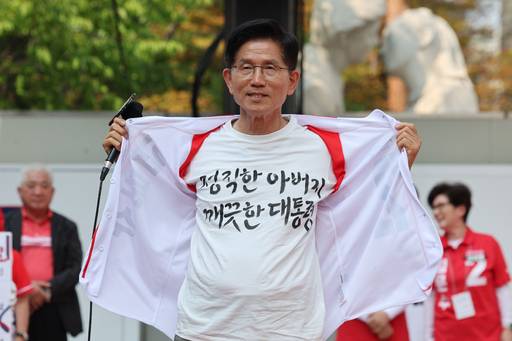 국민의힘 김문수 대선 후보가 1일 경기 의정부시 태조이성계상 앞에서 열린 유세에서 문구가 새겨진 티셔츠를 지지자들에게 보여주고 있다. 뉴스1