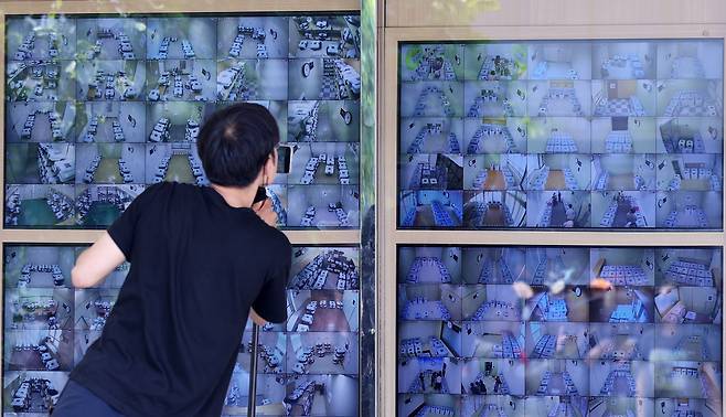 1일 오후 서울 종로구 서울시선거관리위원회 1층에 설치된 제21대 대통령선거 사전투표함 보관장소 CCTV 통합관제센터에서 투표함 실시간 영상이 송출되고 있다.&nbsp; &nbsp;뉴스1