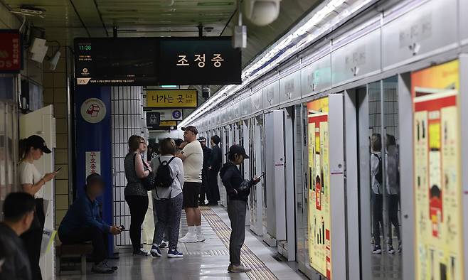 5월 31일 방화로 인해 운행이 중단됐던 서울 지하철 5호선 모습. 연합뉴스&nbsp;