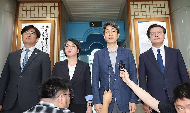 국회 행정안전위원회 소속 윤건영, 용혜인, 채현일, 김성회 의원이 1일 '리박스쿨'이라는 보수 성향 단체의 댓글 조작 의혹에 대한 경찰의 신속한 수사를 촉구하며 서울 서대문구 경찰청 방문을 마친 뒤 발언하고 있다. 연합뉴스