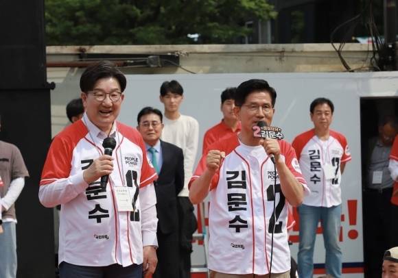 김문수 강릉 집중 유세 - 김문수(오른쪽) 국민의힘 대선 후보와 권성동 원내대표가 31일 강원 강릉시 중앙시장 월화거리 광장 집중 유세에서 지지를 호소하고 있다. 국민의힘 제공