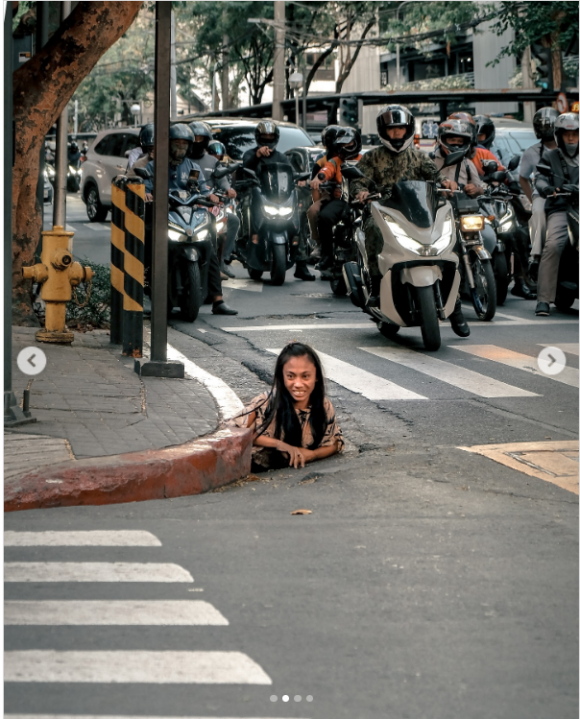 필리핀 마닐라의 번화가 하수구에서 기어 나오고 있는 여성 노숙자. 인스타그램 캡처