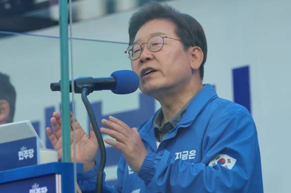 이재명 더불어민주당 대선 후보가 1일 부산역광장에서 지지를 호소하고 있다. 2025.6.1 부산 연합뉴스