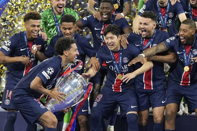 이강인(오른쪽 세 번째)이 팀원들과 함께 UEFA 챔피언스리그 우승 확정 후 트로피 세레머니를 하고 있다. AP연합뉴스