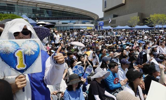 이재명 더불어민주당 대선 후보의 지지자들이 대선을 이틀 앞둔 1일 대구 동구 동대구역 광장에 운집해 이 후보의 연설을 듣고 있다. 대구=오승현 기자 2025.06.01