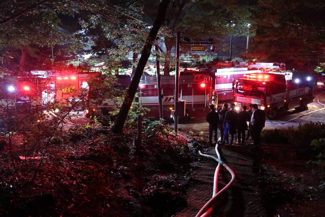 1일 서울 노원구 수락산 부근 가건물에서 발생한 화재를 소방대원들이 진압하고 있다. 연합뉴스