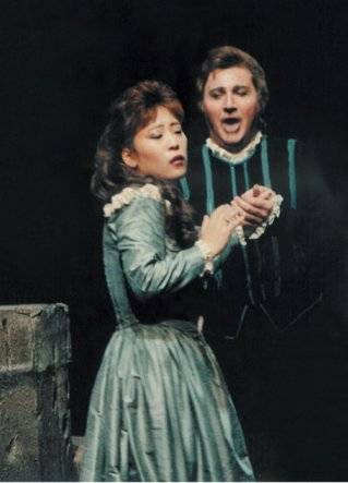 조수미는 1986년 이탈리아 트리에스테 극장에서 오페라 ‘리골레토’의 질다 역으로 데뷔했다. 사진은 그해 질다 역으로 무대에 오른 조수미(왼쪽)와 레오 누치. SMI엔터테인먼트
