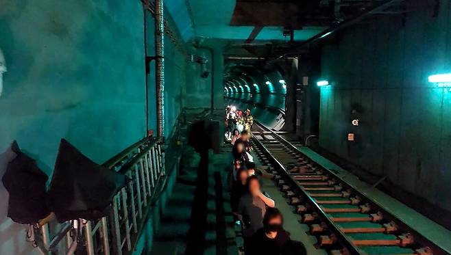 지난달 31일 서울지하철 5호선 열차 안에서 방화로 인해 승객들이 지하 터널을 통해 대피하는 사건이 발생했다. 사진은 화재로 인해 대피하는 승객들의 모습 ⓒ영등포소방서 제공