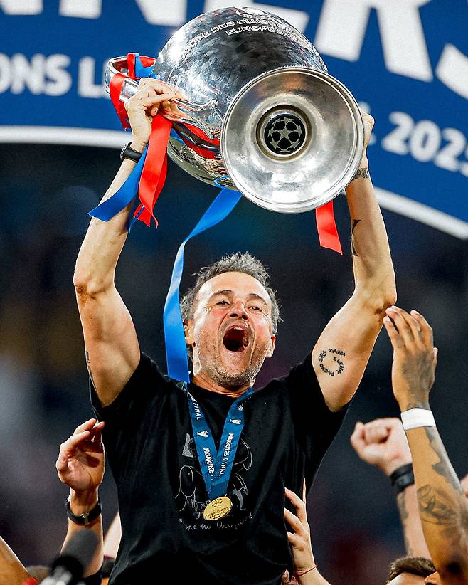 PSG 루이스 엔리케 감독이 1일(한국시간) 인터 밀란과 UCL 결승에서 5-0 완승을 거두며 우승을 차지한 뒤 트로피를 들고 환호하고 있다. 사진제공｜리그앙 페이스북