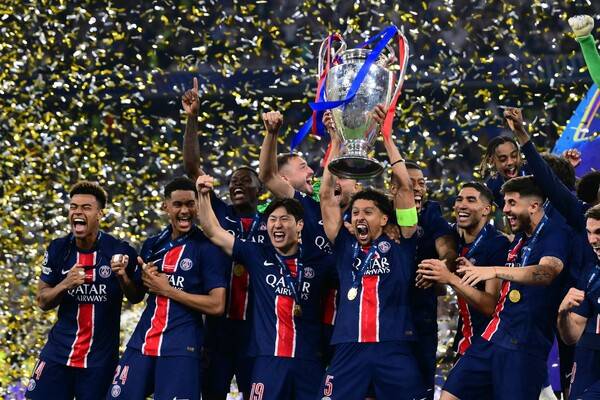 ▲ 유럽축구연맹 챔피언스리그 우승을 처음 차지한 파리 생제르맹과 이강인. ⓒ연합뉴스/AP/EPA