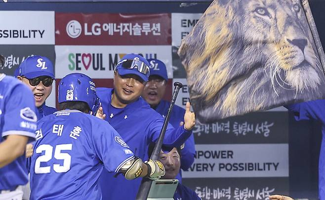 ▲ 역전 홈런을 날린 김태훈을 환영하는 삼성 더그아웃. ⓒ 연합뉴스