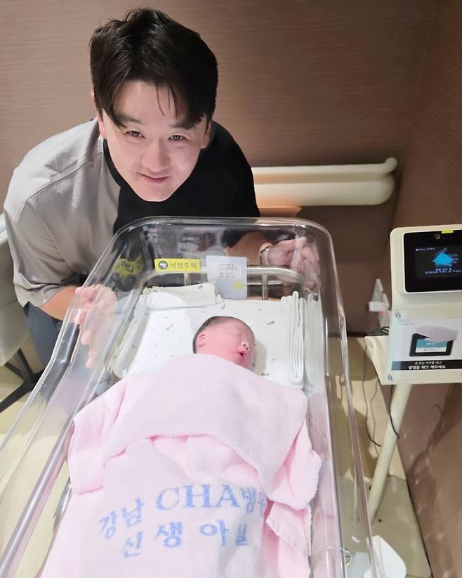 최주환과 그의 딸 '피츄'(태명). /사진=키움 히어로즈 제공