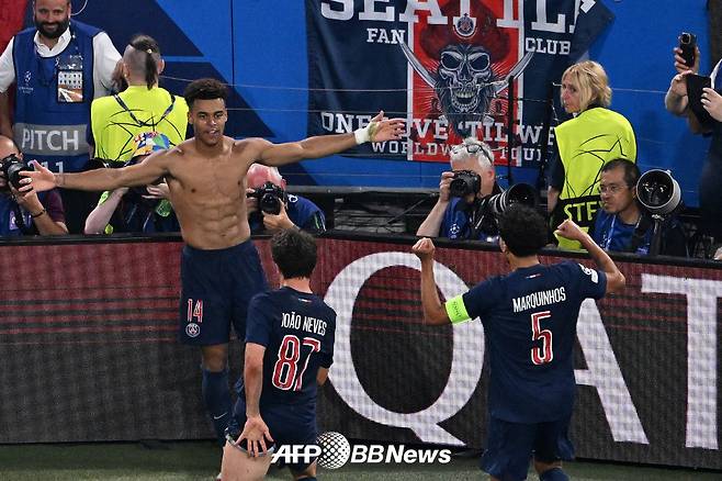 파리생제르맹(PSG) 데지레 두에(왼쪽)가 1일(한국시간) 독일 뮌헨의 알리안츠 아레나에서 열린 인터밀란과의 2024~2025 유럽축구연맹(UEFA) 챔피언스리그 결승전에서 팀의 세 번째 골을 넣은 뒤 골 세리머니를 하고 있다. /AFPBBNews=뉴스1