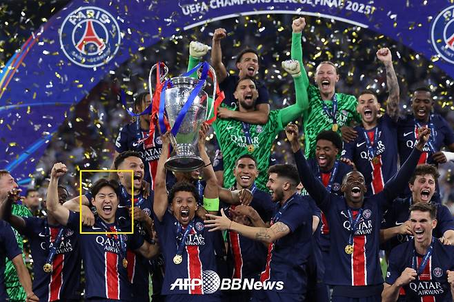 파리 생제르맹(PSG) 이강인(노란색 네모)이 1일(한국시간) 독일 뮌헨의 알리안츠 아레나에서 열린 2024~2025 유럽축구연맹(UEFA) 챔피언스리그(UCL) 우승 트로피 세리머니를 즐기고 있다. 이날 PSG는 인터밀란을 5-0으로 대파하고 창단 첫 UCL이자 트레블(3관왕)을 달성했다. /AFPBBNews=뉴스1